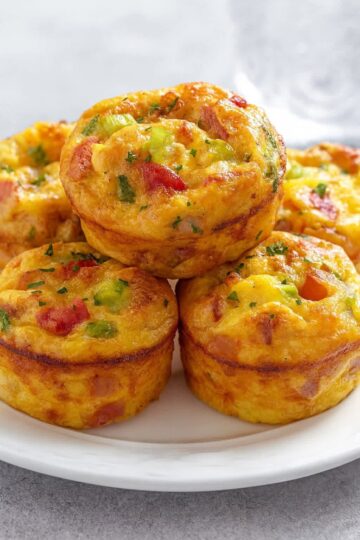 Muffins omelette au jambon, fromage et légumes