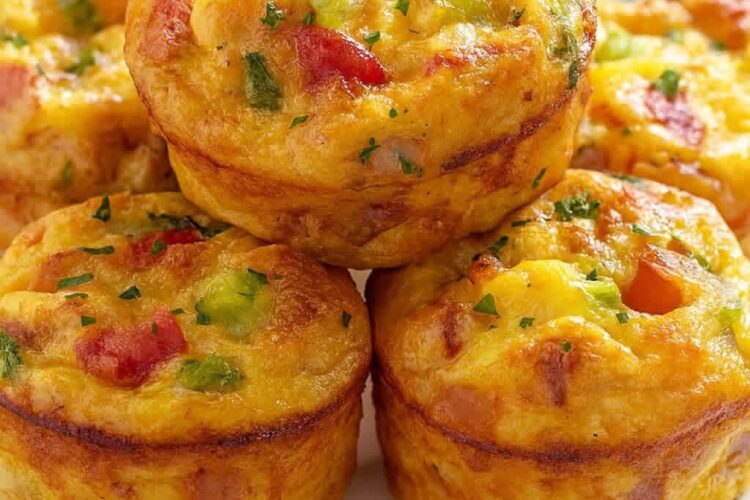 Muffins omelette au jambon, fromage et légumes
