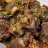 Queues de bœuf braisées savoureuses avec une sauce aux herbes