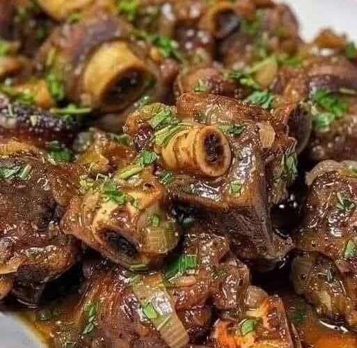 Queues de bœuf braisées savoureuses avec une sauce aux herbes