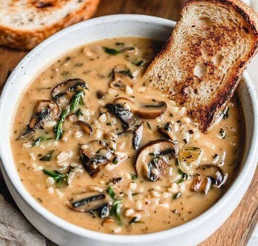 Soupe de riz sauvage et de champignons