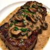 steak avec une sauce crémeuse aux champignons