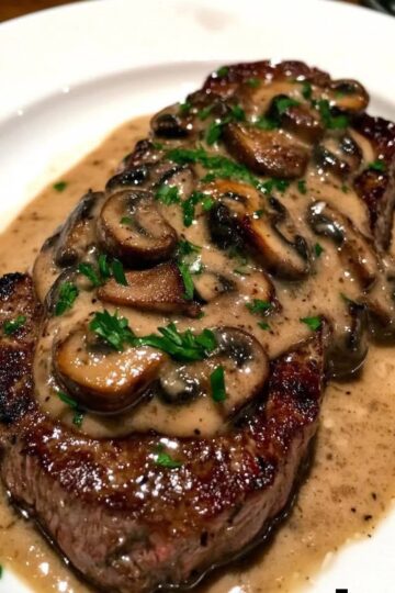 steak avec une sauce crémeuse aux champignons