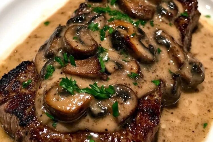 steak avec une sauce crémeuse aux champignons